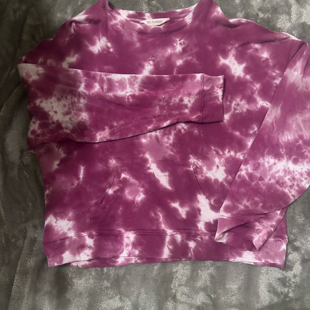 Super soft sweatshirt with pouch pocket!